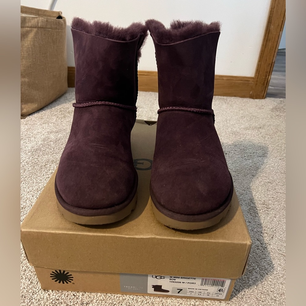 Uggs - image 1